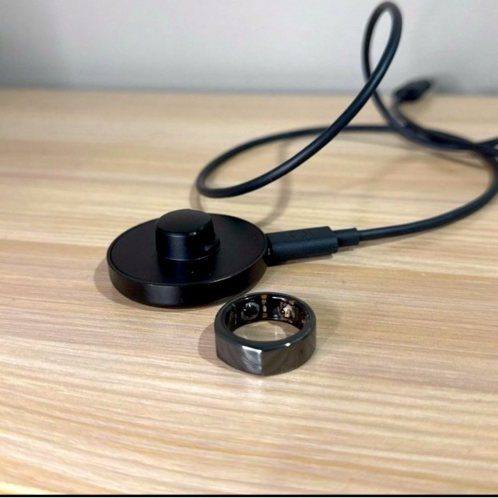 Oura Ring Gen 3 Size 9- Black, charger included.